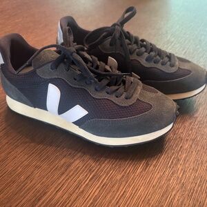 Veja — Women’s Rio Branco Sneaker size 9, Black/White/Oxford Grey